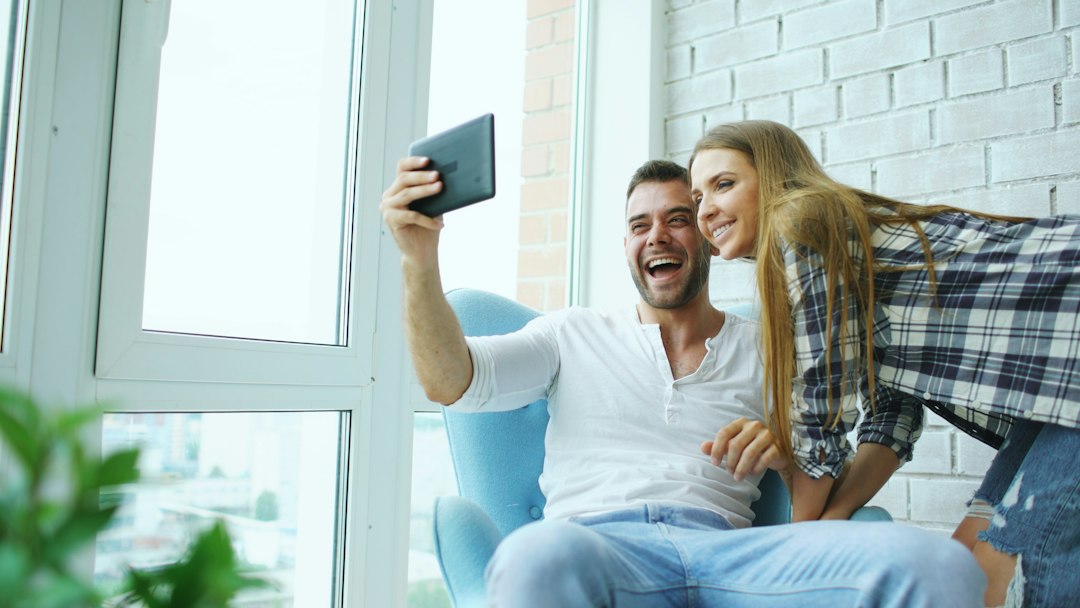 Una pareja sonriendo junta mientras se toma una foto